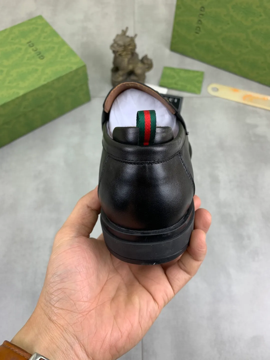 Men's shoes💰P500💰【New model, soft and comfortable Gucci classic business leather shoes hot selection (Gucci) official website latest Gucci 🎁 business leather shoes, hot style 💥 simple and elegant style, exclusive for trendy men. Unique official website latest brand original double G embossed element 👑Gucci Original decoration, fashionable and generous, made of original calfskin ✅ fully imported first-layer pigskin lining, official website designated wear-resistant, rubber business outsole, real-life photos of classic models at the counter 🎬38-44 (customized for 45) 3⃣️ colors available